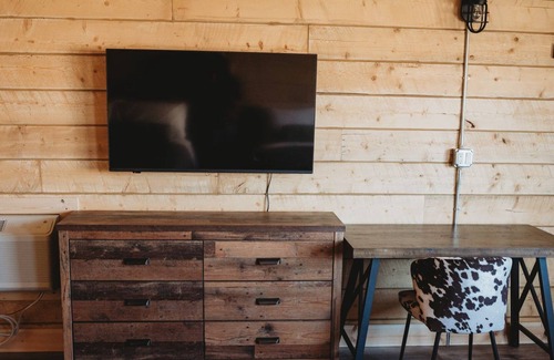 Hanksville Cabina | Private cabins near Goblin Valley State Park. Pet-Friendly!