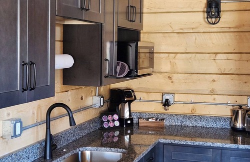 Hanksville Cabina | Private cabins near Goblin Valley State Park. Pet-Friendly!