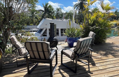 Nassau Villa | Canal de la propiedad con muelle / Cerrado / residencial solamente