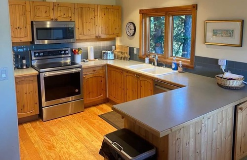 Blueberry Hill Chalet De Esquí | Private Chalet with amazing view and hot tub-20min walk to Whistler Village.