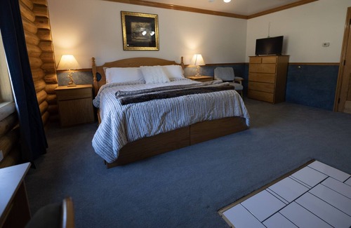 Hot Springs Cabina | Private Chamber in Rustic Cabin - Room 227