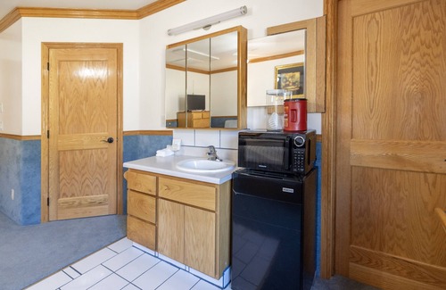 Hot Springs Cabina | Private Chamber in Rustic Cabin - Room 227