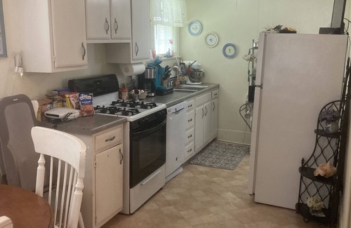 Rosewood Apartamento | Private Charleston SC themed cooks kitchen 1 bed 1 bath apartment Columbia SC