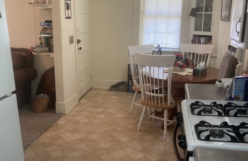 Rosewood Apartamento | Private Charleston SC themed cooks kitchen 1 bed 1 bath apartment Columbia SC