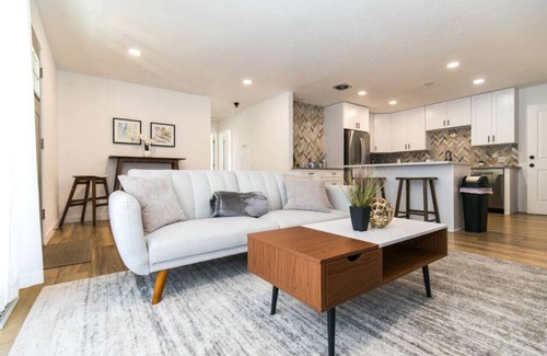 Berkley Apartamento | Private Chic 2br | 10 min to Downtown| Fast Wifi