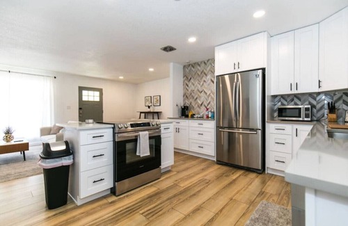 Berkley Apartamento | Private Chic 2br | 10 min to Downtown| Fast Wifi