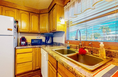 Ellenton Casa | Private community home with on-site pool, screened patio, central AC, & W/D