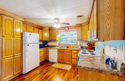 Ellenton Casa | Private community home with on-site pool, screened patio, central AC, & W/D