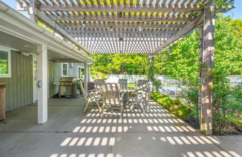 Hampton Bays Casa | Private completely fenced in property Near beach