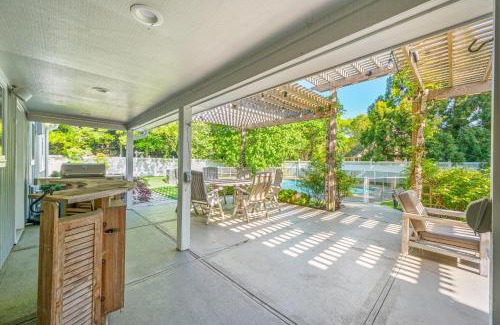 Hampton Bays Casa | Private completely fenced in property Near beach