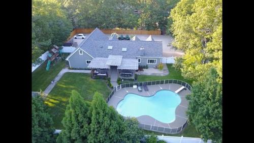 Hampton Bays Casa | Private completely fenced in property Near beach