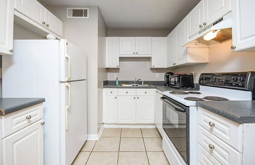 Tucker Condominio | Private condo close to Atlanta, Stone Mountn, Emory with WiFi, AC in cool Tucker