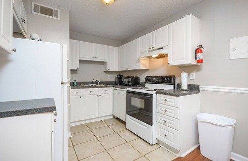 Tucker Condominio | Private condo close to Atlanta, Stone Mountn, Emory with WiFi, AC in cool Tucker