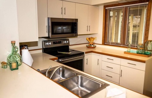 The Galena Territory Casa | Private Condo Pool, Screened Porch with Views and Fresh Air, Walk to Golf!