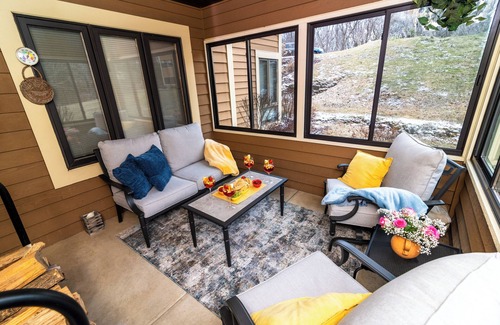 The Galena Territory Casa | Private Condo Pool, Screened Porch with Views and Fresh Air, Walk to Golf!