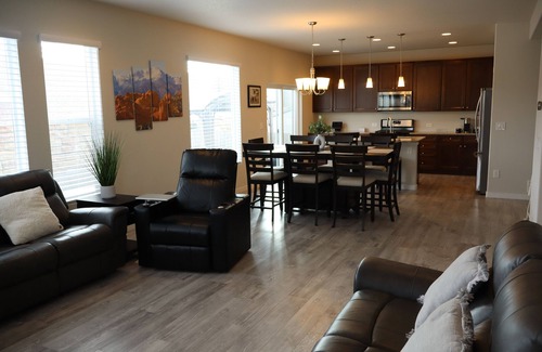 Colorado Springs Casa | Private Corner Lot w/Hot Tub on Cul-de-sac w/Large Backyard & Mountain Views