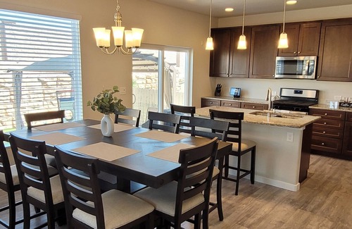Colorado Springs Casa | Private Corner Lot w/Hot Tub on Cul-de-sac w/Large Backyard & Mountain Views