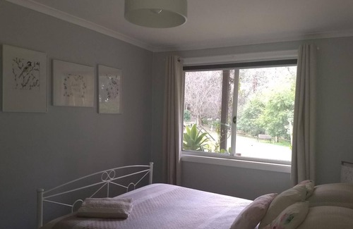 Sutton Forest Cama Y Desayuno | Private, cosy queen room w ensuite (pet friendly)
