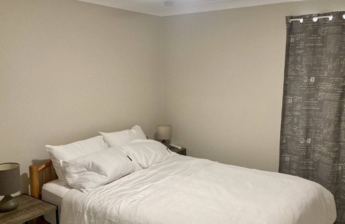 Lake Macquarie City Council Cabaña | Private cottage. 1 minute to a beautiful lake