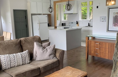 Clare Chalet De Esquí | Private cottage on 8 wooded and flower-filled acres at Lake Wentworth and the Wentworth River