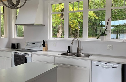 Clare Chalet De Esquí | Private cottage on 8 wooded and flower-filled acres at Lake Wentworth and the Wentworth River