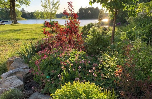 Clare Chalet De Esquí | Private cottage on 8 wooded and flower-filled acres at Lake Wentworth and the Wentworth River