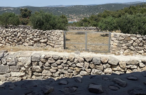 Vinisce Cabaña | Private Cottage in olive grove with heated Pool.