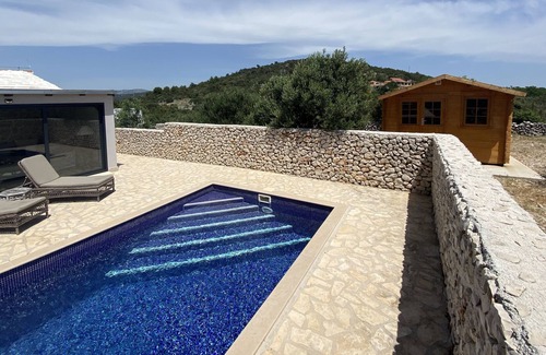 Vinisce Cabaña | Private Cottage in olive grove with heated Pool.