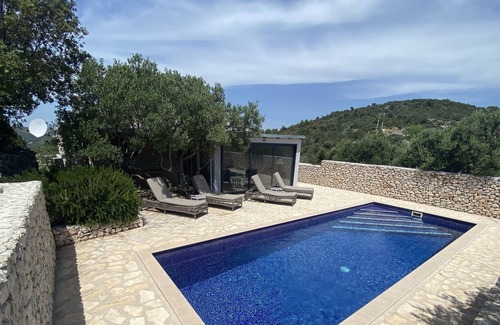 Vinisce Cabaña | Private Cottage in olive grove with heated Pool.