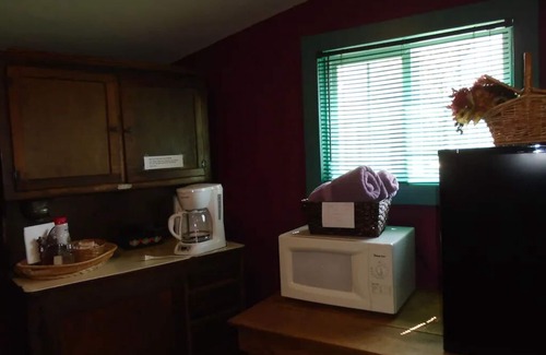 Hermann Cabaña | Private Cottage located in Historic District of Hermann Missouri. Park your car and walk to shops, wineries, distilleries, breweries, tasting rooms, restaurants and more!