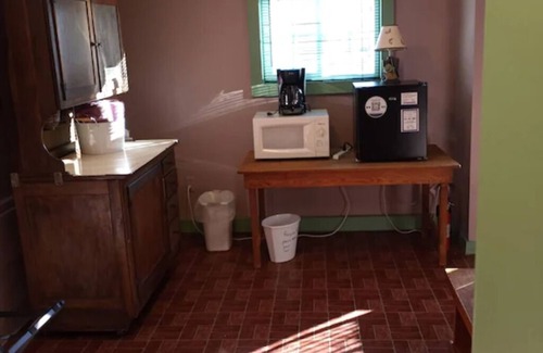 Hermann Cabaña | Private Cottage located in Historic District of Hermann Missouri. Park your car and walk to shops, wineries, distilleries, breweries, tasting rooms, restaurants and more!