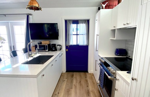 Sherman Oaks Cabaña | Private Cottage, private outdoor space, custom everything.