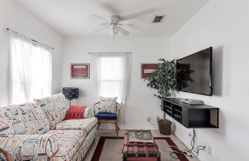Flamingo Parks Casa | ❤️of Downtown + Grill + Fire-Pit + Backyard Oasis + 5 Minutes To The Beach