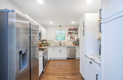 Merry Oaks Casa | Private Cozy 4BR Near Airport! Gated with Fire pit!