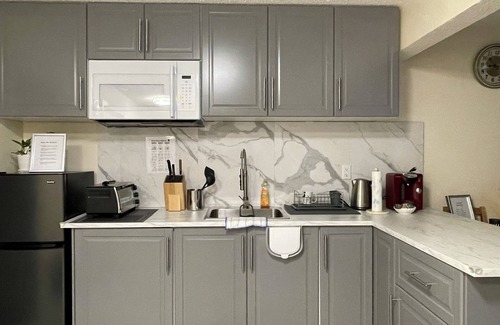 Southwest Edmonton Casa | Private cozy basement suite near airport