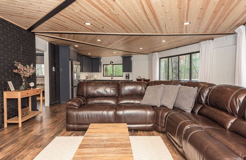 Baldwin Cabina | Private Cozy Cabin in the woods minutes from Baldwin with WiFi, AC and Hot Tub