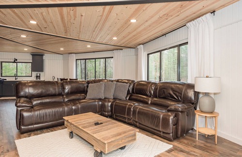 Baldwin Cabina | Private Cozy Cabin in the woods minutes from Baldwin with WiFi, AC and Hot Tub