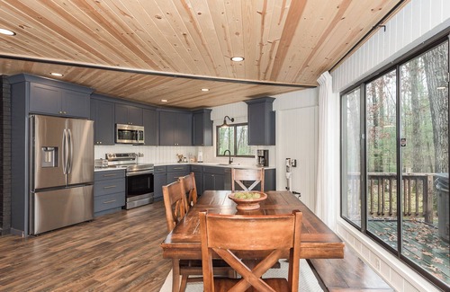 Baldwin Cabina | Private Cozy Cabin in the woods minutes from Baldwin with WiFi, AC and Hot Tub