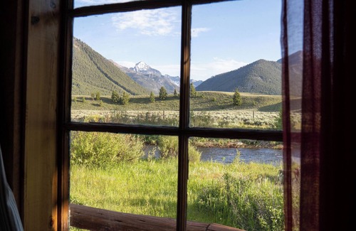 Mackay Cabina | Cabañas privadas rústicas y acogedoras justo en el río a solo 18 millas de Sun Valley