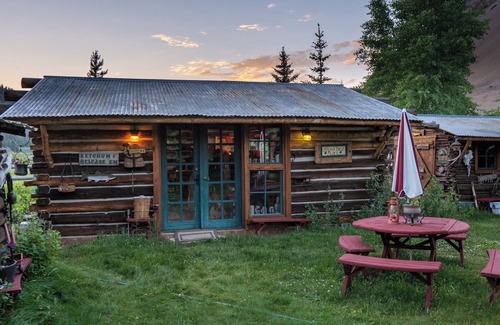Mackay Cabina | Cabañas privadas rústicas y acogedoras justo en el río a solo 18 millas de Sun Valley