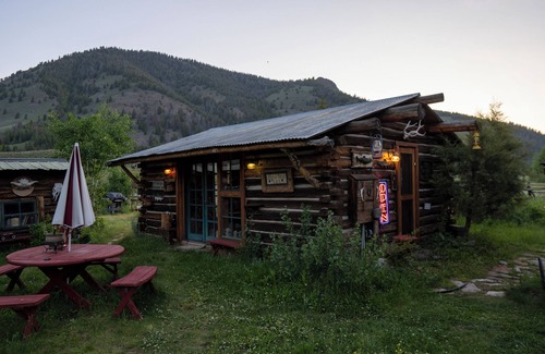 Mackay Cabina | Cabañas privadas rústicas y acogedoras justo en el río a solo 18 millas de Sun Valley