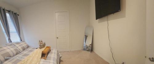 San Antonio Casa | Private Cozy Rooms and Bathroom in Home near Seaworld Riverwalk and AFB