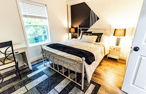 Athens Cama Y Desayuno | Private & Cozy whole basement suite in peaceful Athens with AC, WiFi, and pool