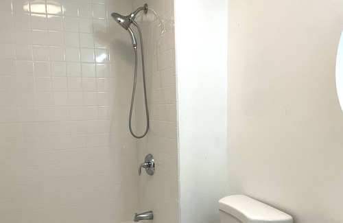 Salisbury Cabina | Private creek side farm stay — walkable to Salisbury