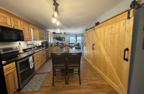 Tellico Plains Cabina | Private Creekside Luxury Bohemian Lodge on Coker Creek with Oversized Hot Tub