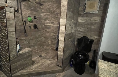 Tellico Plains Cabina | Private Creekside Luxury Bohemian Lodge on Coker Creek with Oversized Hot Tub