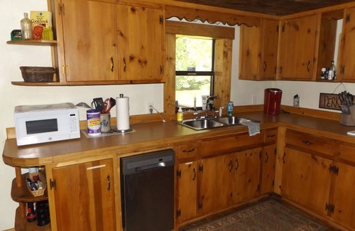 Pine Creek Cabina | Private Creekside Cabin for 2; Hot Tub, Waterfall Hike, Wi-Fi, Fire Pit