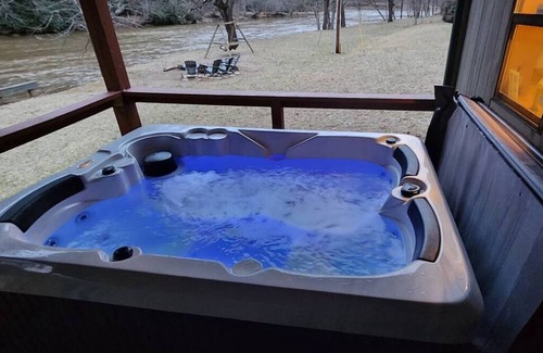 Pine Creek Cabina | Private Creekside Cabin for 2; Hot Tub, Waterfall Hike, Wi-Fi, Fire Pit