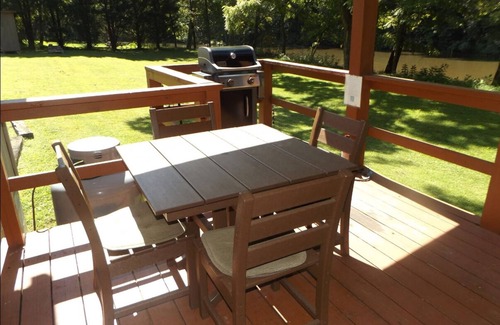 Pine Creek Cabina | Private Creekside Cabin for 2; Hot Tub, Waterfall Hike, Wi-Fi, Fire Pit