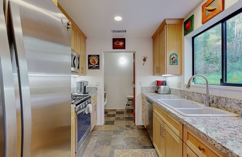 Freestone Casa | Muy privado, oasis de arroyos en seis acres con un patio amueblado y parrilla privada